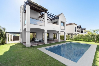 Semi-detached villas with views of the golf and the mountains, Estepona